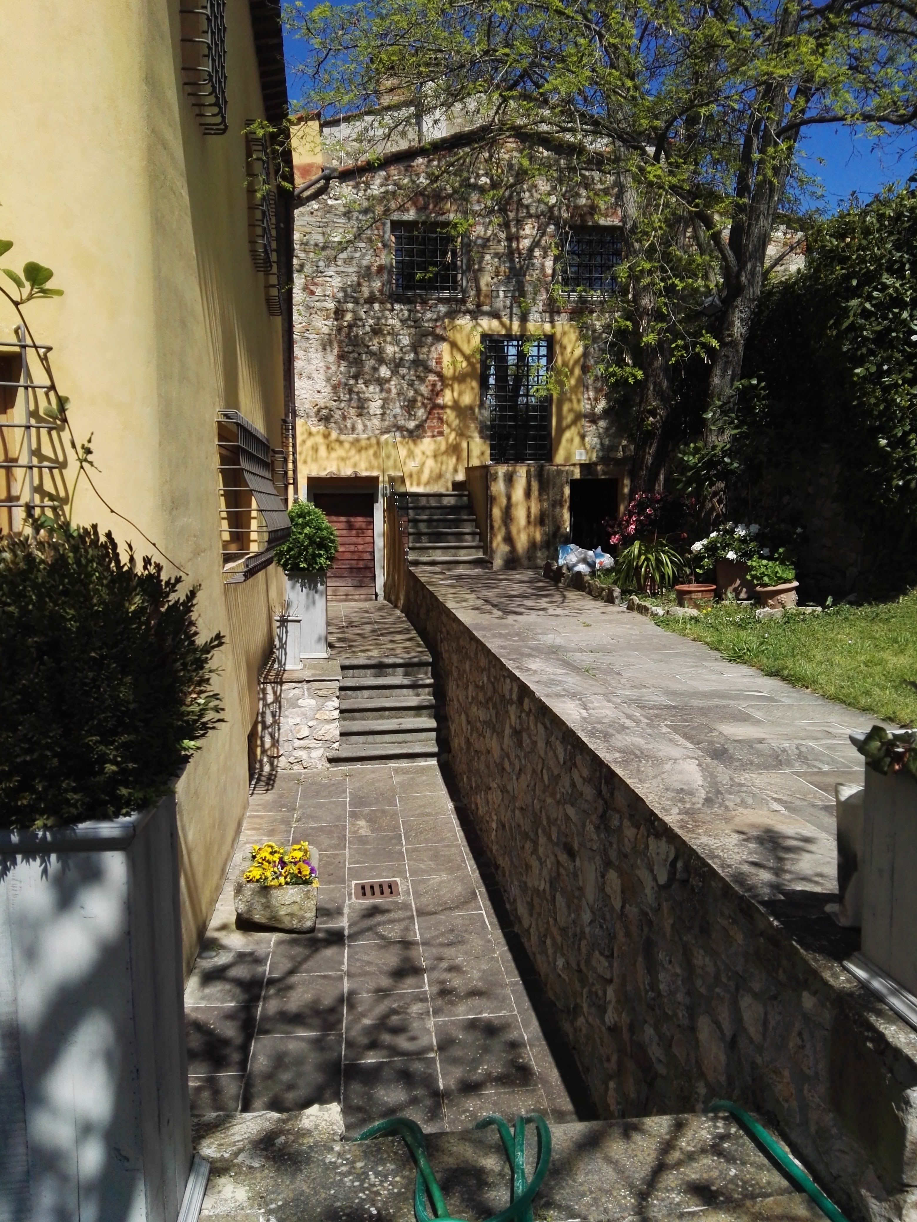 FLORENCE COUNTRYSIDE PORTION OF VILLA WITH EXCLUSIVE POOL Doorways to